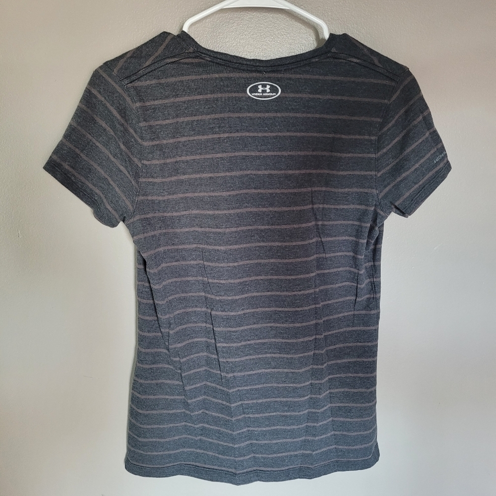 Under Armour Stripe V- Neck Tee- Size Medium - Picture 3 of 4